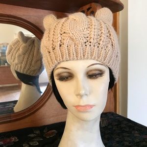 Women’s chunky cable-knit hat with ears D977